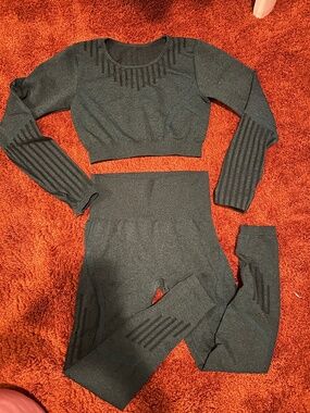 Gym set leggings and long sleeve crop top